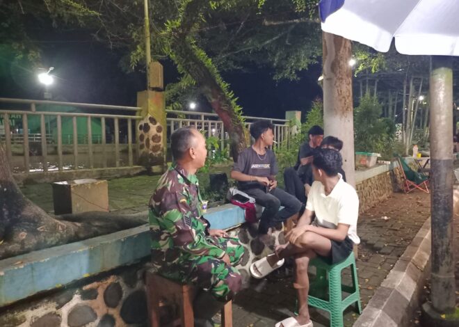Melalui Komsos, Babinsa Tanamkan Kesadaran Pemuda dalam Menjaga Lingkungan