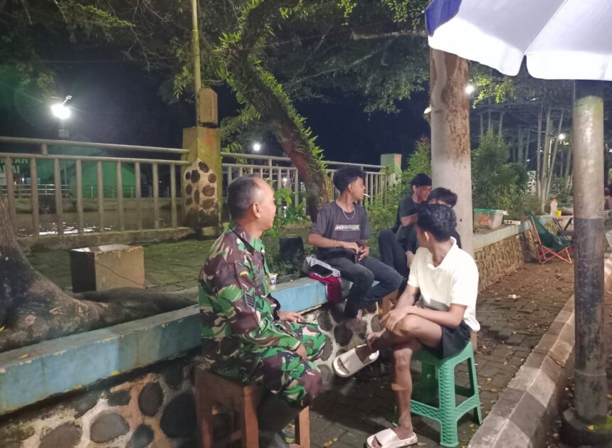 Melalui Komsos, Babinsa Tanamkan Kesadaran Pemuda dalam Menjaga Lingkungan