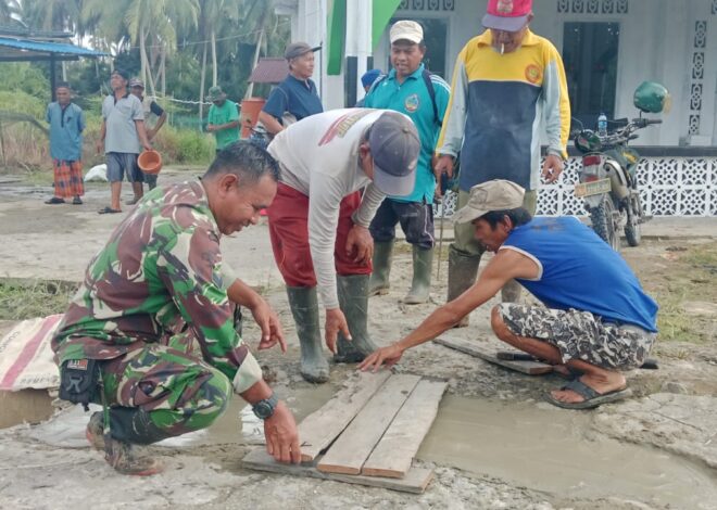 Wujud Pedulian Terhadap Fasilitas Umum Babinsa Tekarang Gotong Royong Bersama Warga, Bangun Jembatan Menuju Surau