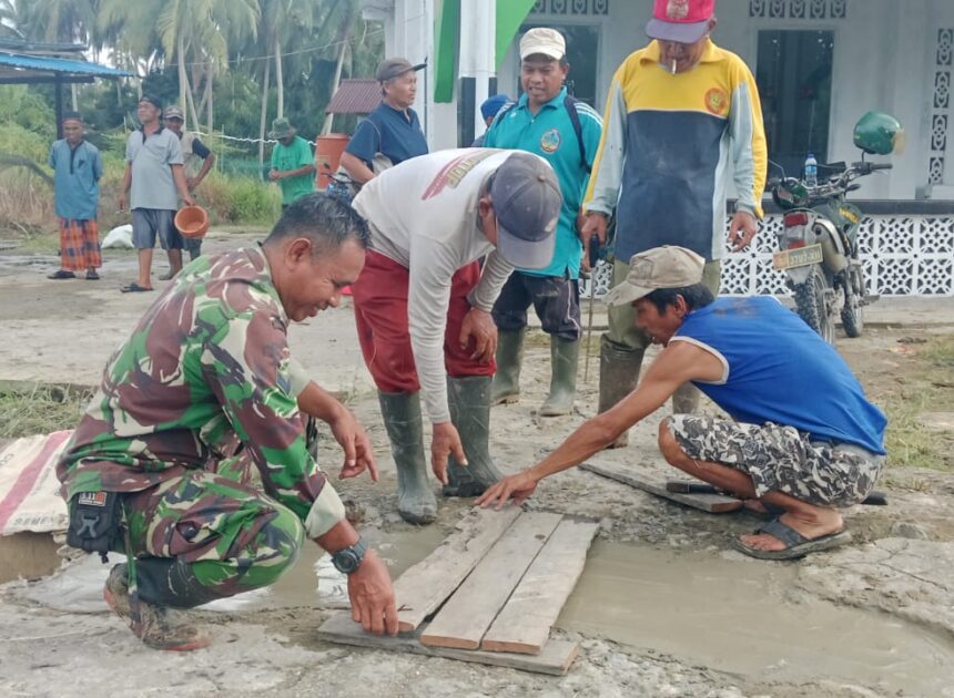 Wujud Pedulian Terhadap Fasilitas Umum Babinsa Tekarang Gotong Royong Bersama Warga, Bangun Jembatan Menuju Surau