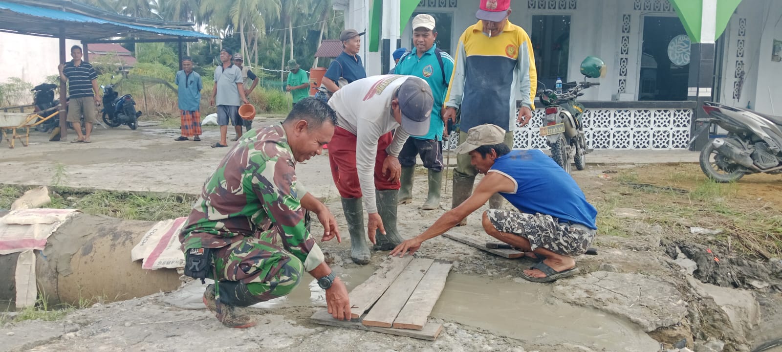 Wujud Pedulian Terhadap Fasilitas Umum Babinsa Tekarang Gotong Royong Bersama Warga, Bangun Jembatan Menuju Surau