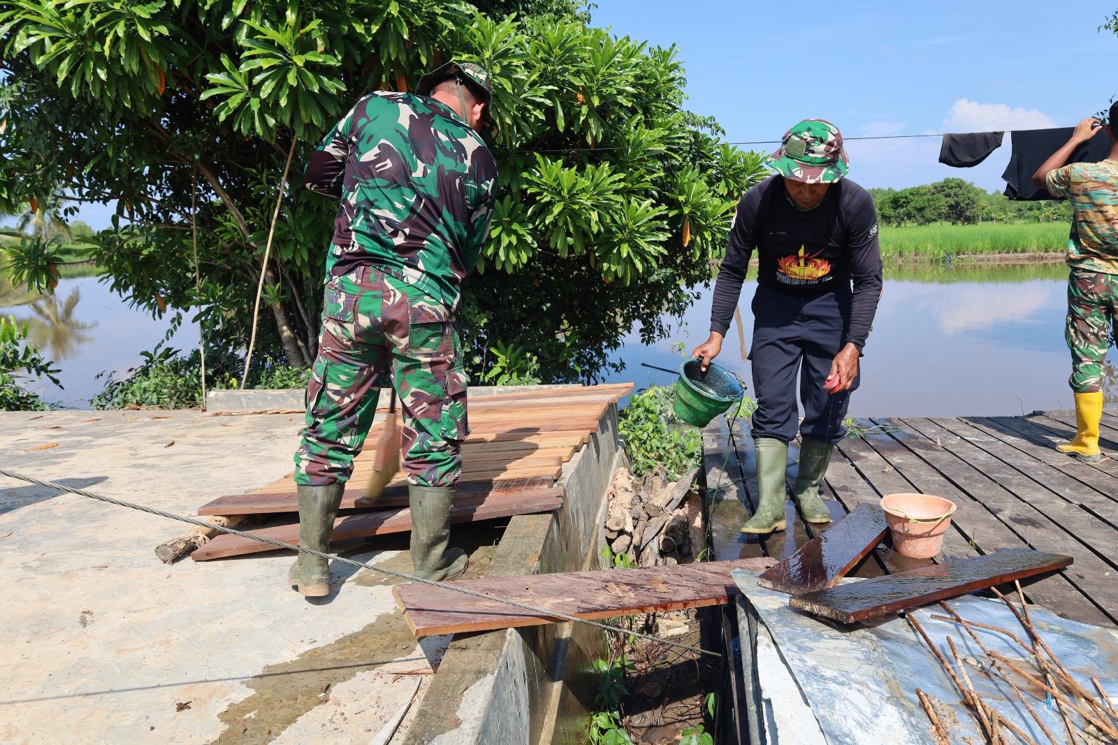 Papan Kayu Ulin untuk Jembatan Garuda Didatangkan, Personel Kodim 1009/Tanah Laut Siapkan Tahap Pemasangan