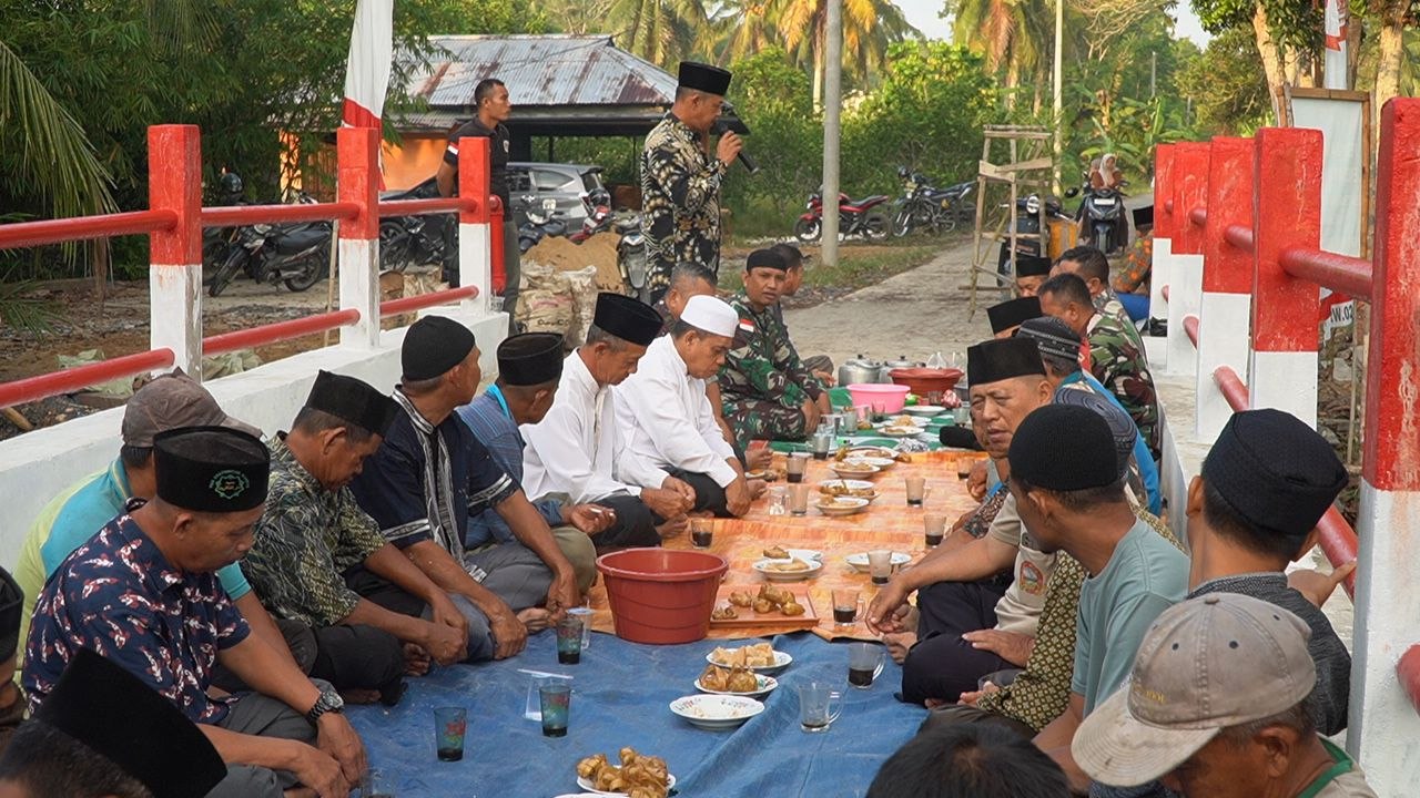 Wujud Rasa Syukur, Danramil 03/ Tebas Hadiri Tradisi Adat Bepapas Atas Dibangunnya Jembatan Aramco di Wilayah Kab. Sambas