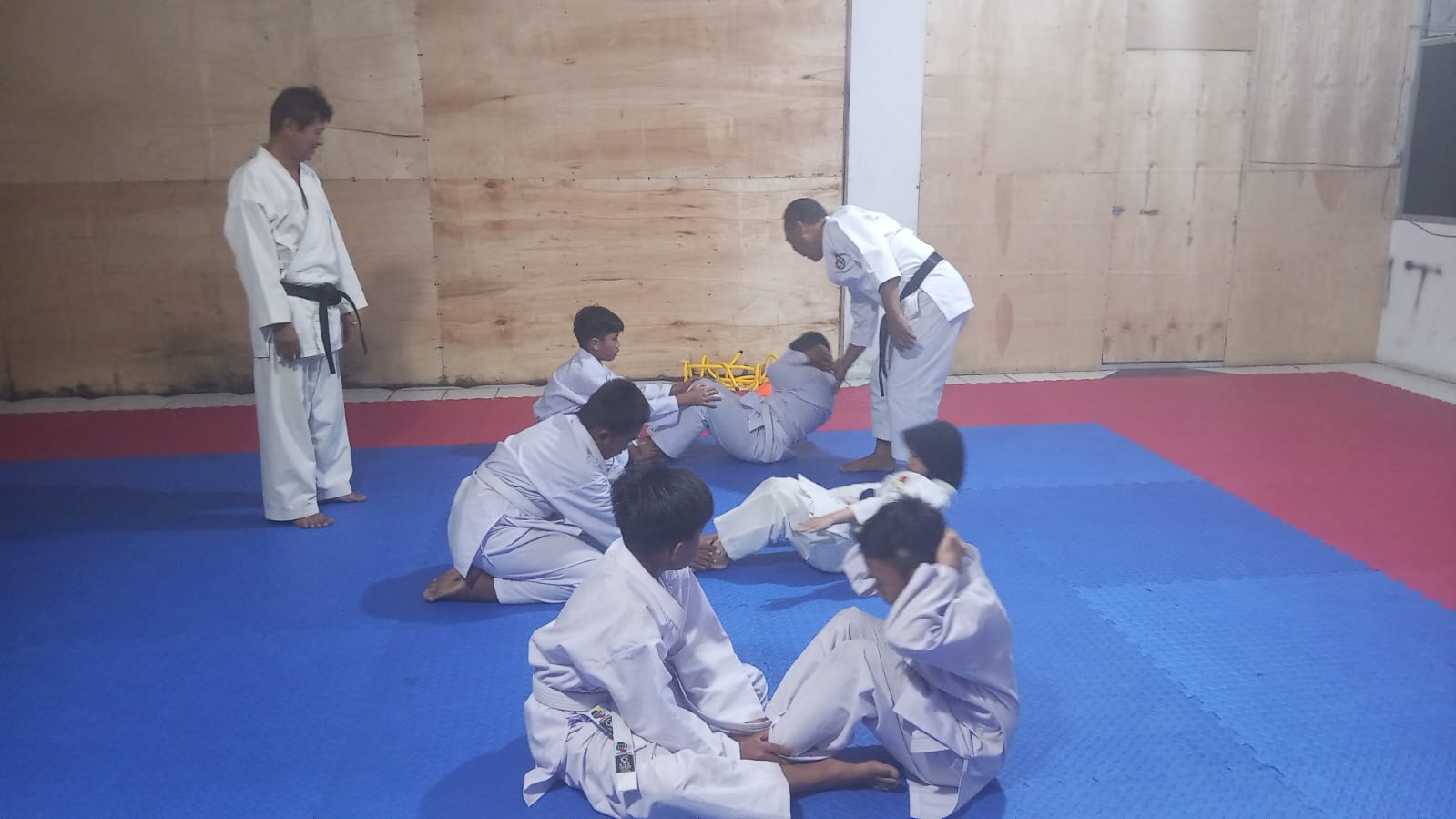 Babinsa dan Ketua MSH HST Gembleng Karateka Menuju Prestasi Gemilang