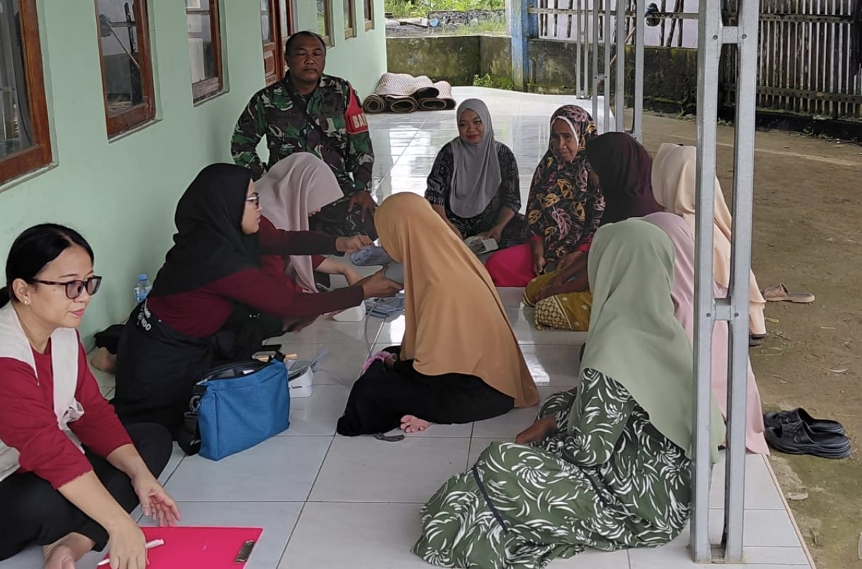Babinsa Koramil Pandawan Dampingi Pelayanan Kesehatan Keliling di Desa Kayu Rabah