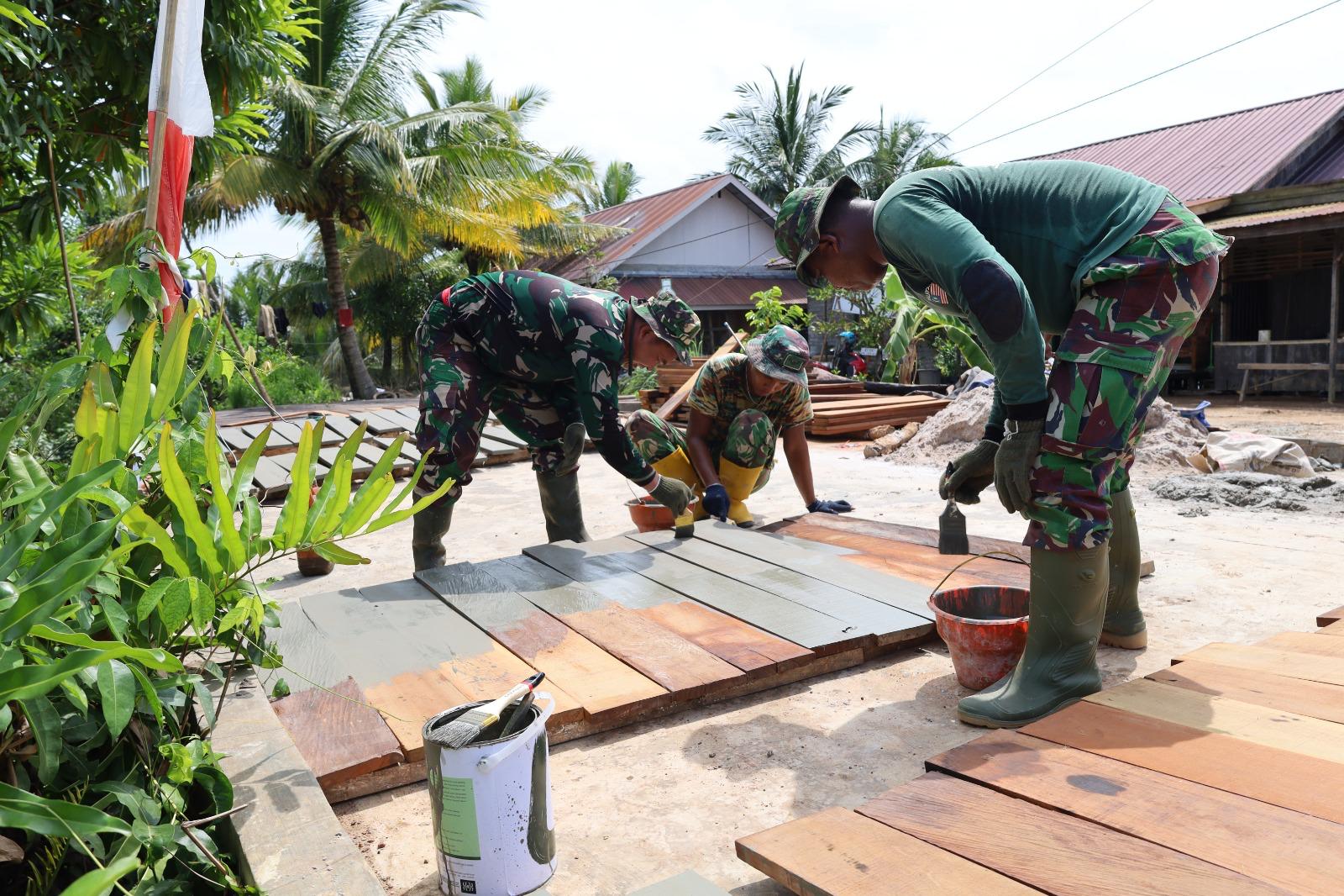 Persiapan Lantai Jembatan Garuda Dimulai, Papan Ulin Jalani Pengecatan Dasar