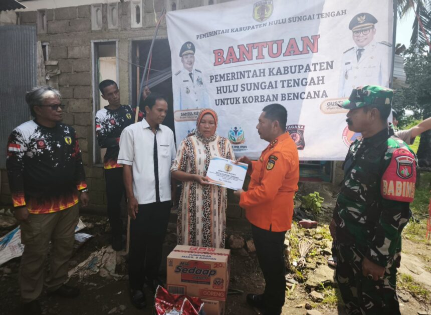 Babinsa Koramil Jajaran Kodim 1002/HST Dampingi Penyerahan Bantuan Korban Bencana