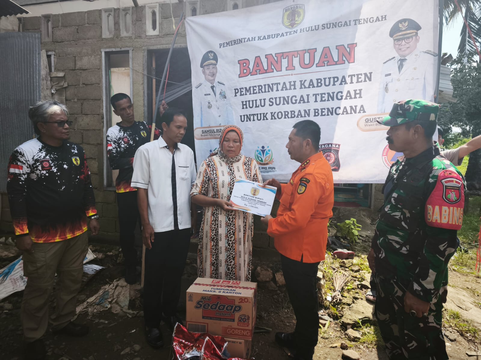 Babinsa Koramil Jajaran Kodim 1002/HST Dampingi Penyerahan Bantuan Korban Bencana