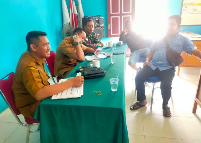 Jalin Keakraban, Babinsa Desa Segedong Laksanakan Komsos di Kantor Desa
