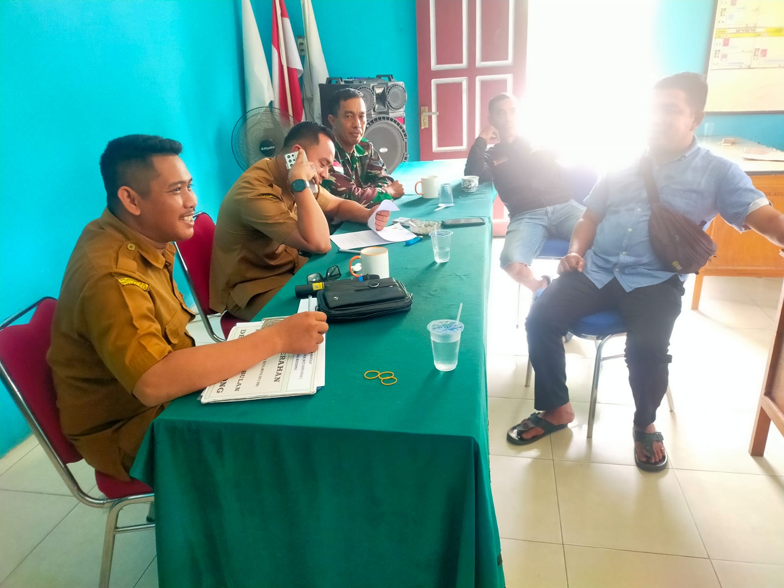 Jalin Keakraban, Babinsa Desa Segedong Laksanakan Komsos di Kantor Desa
