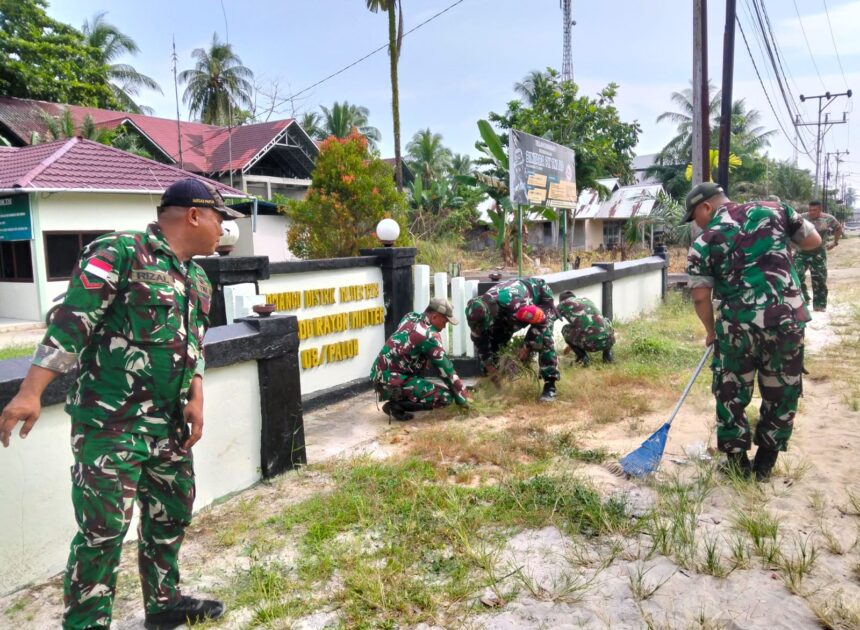 Jaga Pangkalan Tetap Rapi dan Indah, Danramil 08/Paloh Pimpin Pembersihan Halaman Makoramil