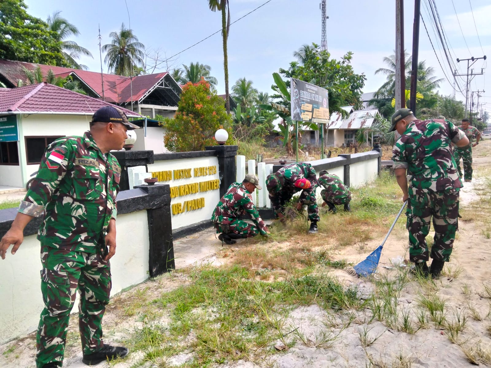 Jaga Pangkalan Tetap Rapi dan Indah, Danramil 08/Paloh Pimpin Pembersihan Halaman Makoramil