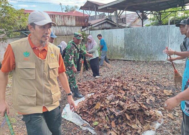 Gotong Royong Bersama Wabup HST, Babinsa Ajak Warga Tingkatkan Kepedulian Lingkungan