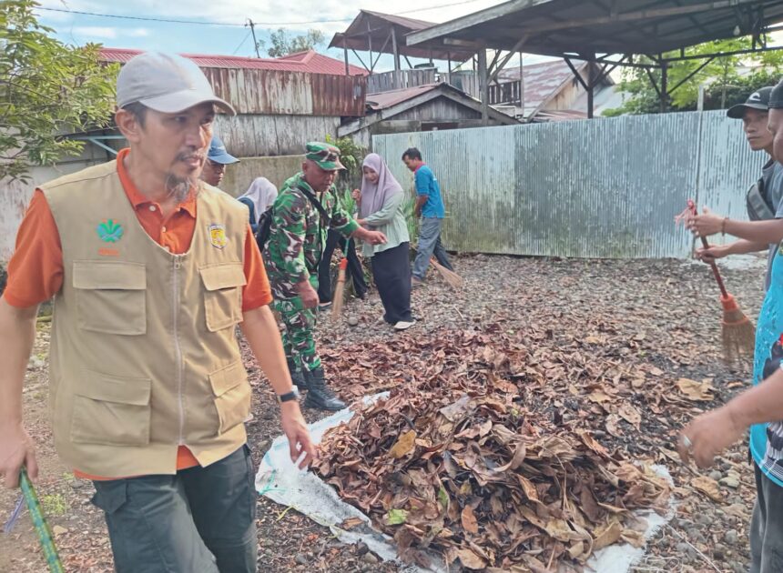 Gotong Royong Bersama Wabup HST, Babinsa Ajak Warga Tingkatkan Kepedulian Lingkungan