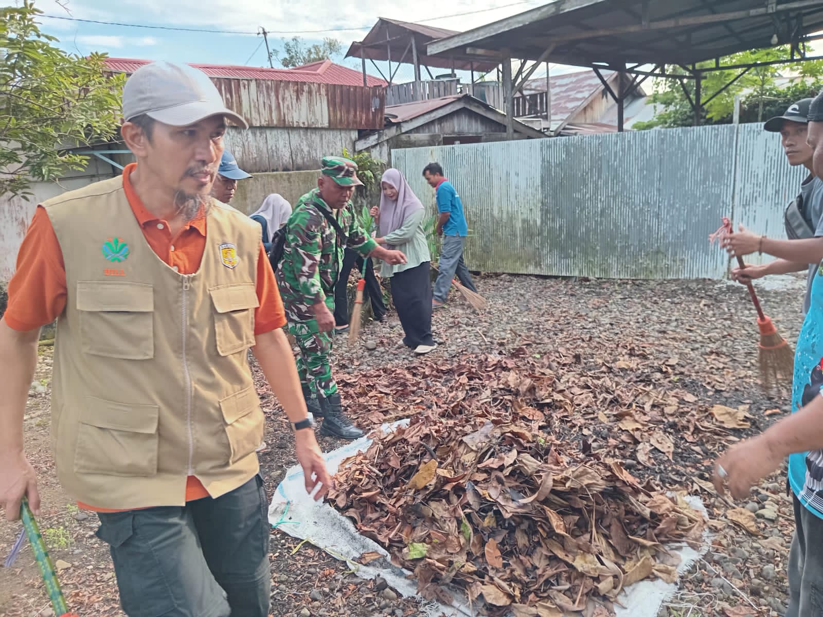 Gotong Royong Bersama Wabup HST, Babinsa Ajak Warga Tingkatkan Kepedulian Lingkungan