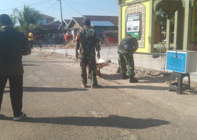 Peduli Sarana Ibadah, Anggota Koramil 06/Selakau Gotong Royong Bersama Warga Bersihkan Masjid