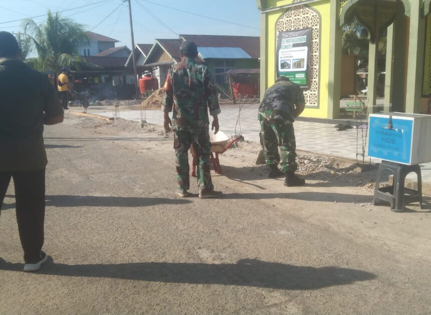 Peduli Sarana Ibadah, Anggota Koramil 06/Selakau Gotong Royong Bersama Warga Bersihkan Masjid