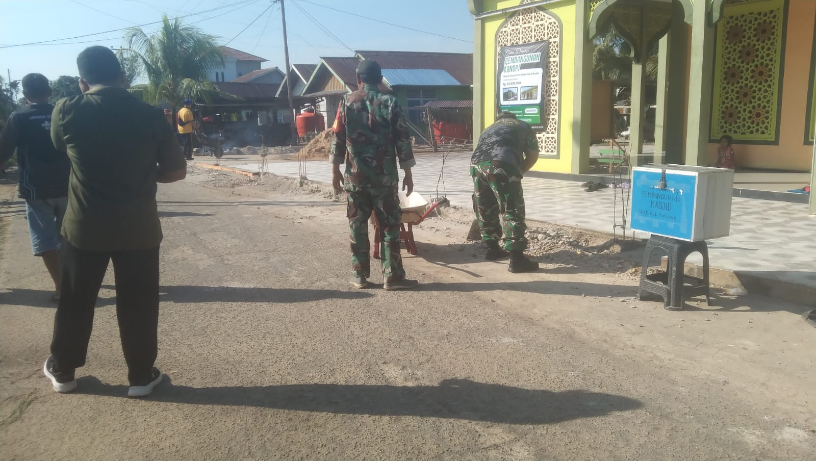 Peduli Sarana Ibadah, Anggota Koramil 06/Selakau Gotong Royong Bersama Warga Bersihkan Masjid