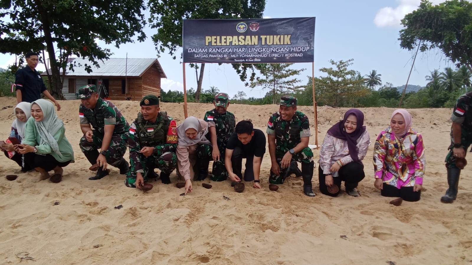Dandim 1208/Sambas Dampingi Danrem 121/ABW Tanam Mangrove dan Lepas Tukik di Wilayah Perbatasan