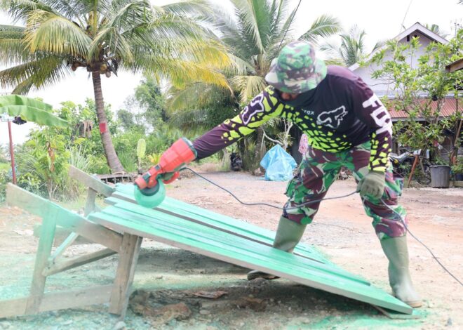 Sebelum Dipasang Personel Kodim 1009/Tla Lakukan Pengecatan Lapis Kedua Papan Kayu Ulin Jembatan Garuda