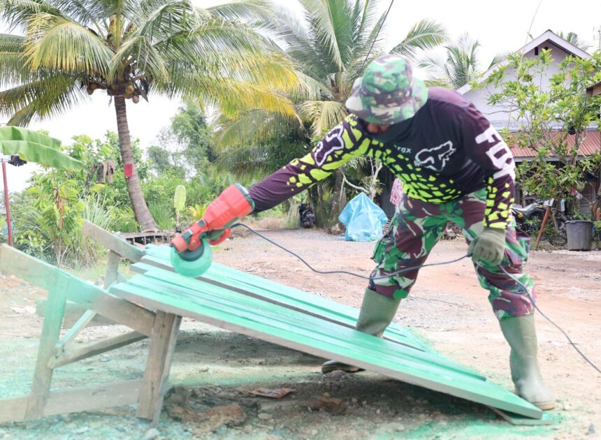 Sebelum Dipasang Personel Kodim 1009/Tla Lakukan Pengecatan Lapis Kedua Papan Kayu Ulin Jembatan Garuda