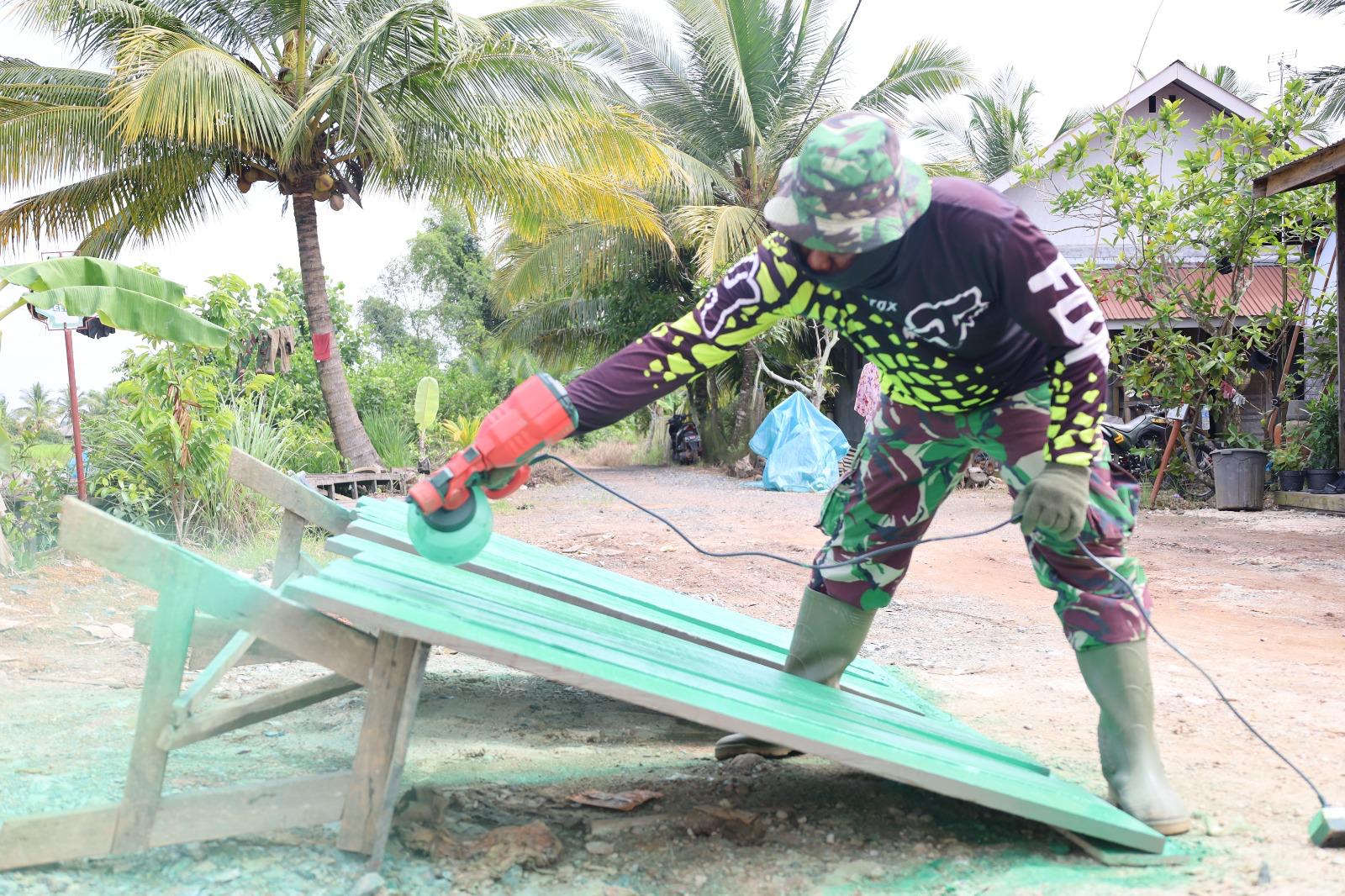 Sebelum Dipasang Personel Kodim 1009/Tla Lakukan Pengecatan Lapis Kedua Papan Kayu Ulin Jembatan Garuda