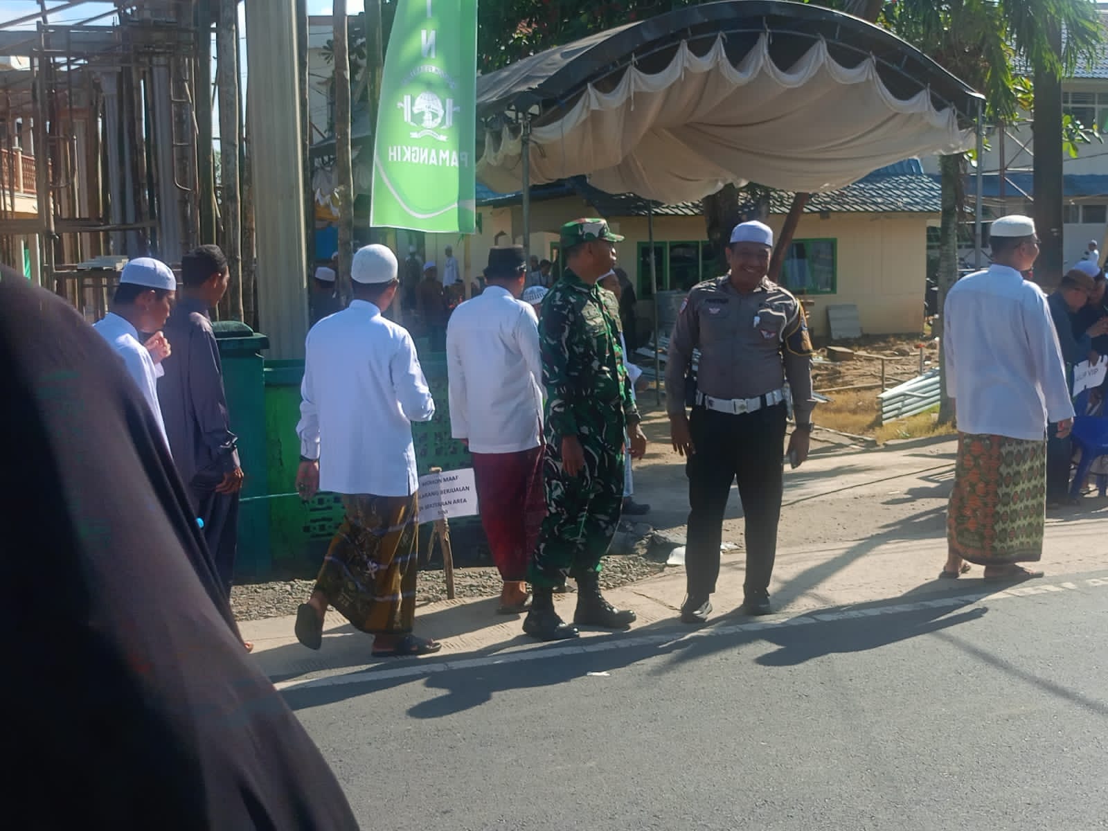 Anggota Koramil 1002-08/Labuan Amas Utara Amankan Pelaksanaan Haul KH. Mahfuz Amin di Ponpes Ibnul Amin Pemangkih