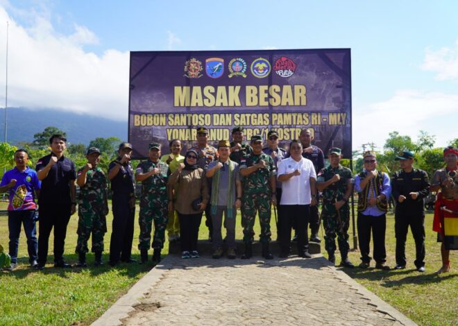 Dandim 1208/Sbs Dampingi Danrem 121/Abw Gelar Masak Besar Kuali Merah Putih Bersama Bobon Santoso Dan Satgas Pamtas RI–MLY Di PLBN Aruk