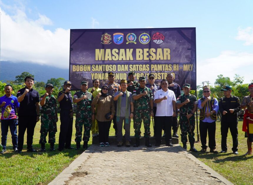 Dandim 1208/Sbs Dampingi Danrem 121/Abw Gelar Masak Besar Kuali Merah Putih Bersama Bobon Santoso Dan Satgas Pamtas RI–MLY Di PLBN Aruk