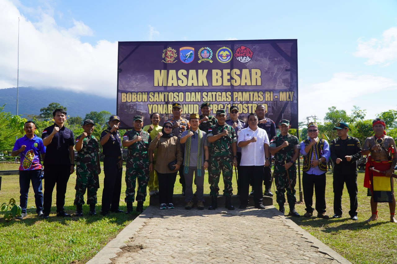 Dandim 1208/Sbs Dampingi Danrem 121/Abw Gelar Masak Besar Kuali Merah Putih Bersama Bobon Santoso Dan Satgas Pamtas RI–MLY Di PLBN Aruk