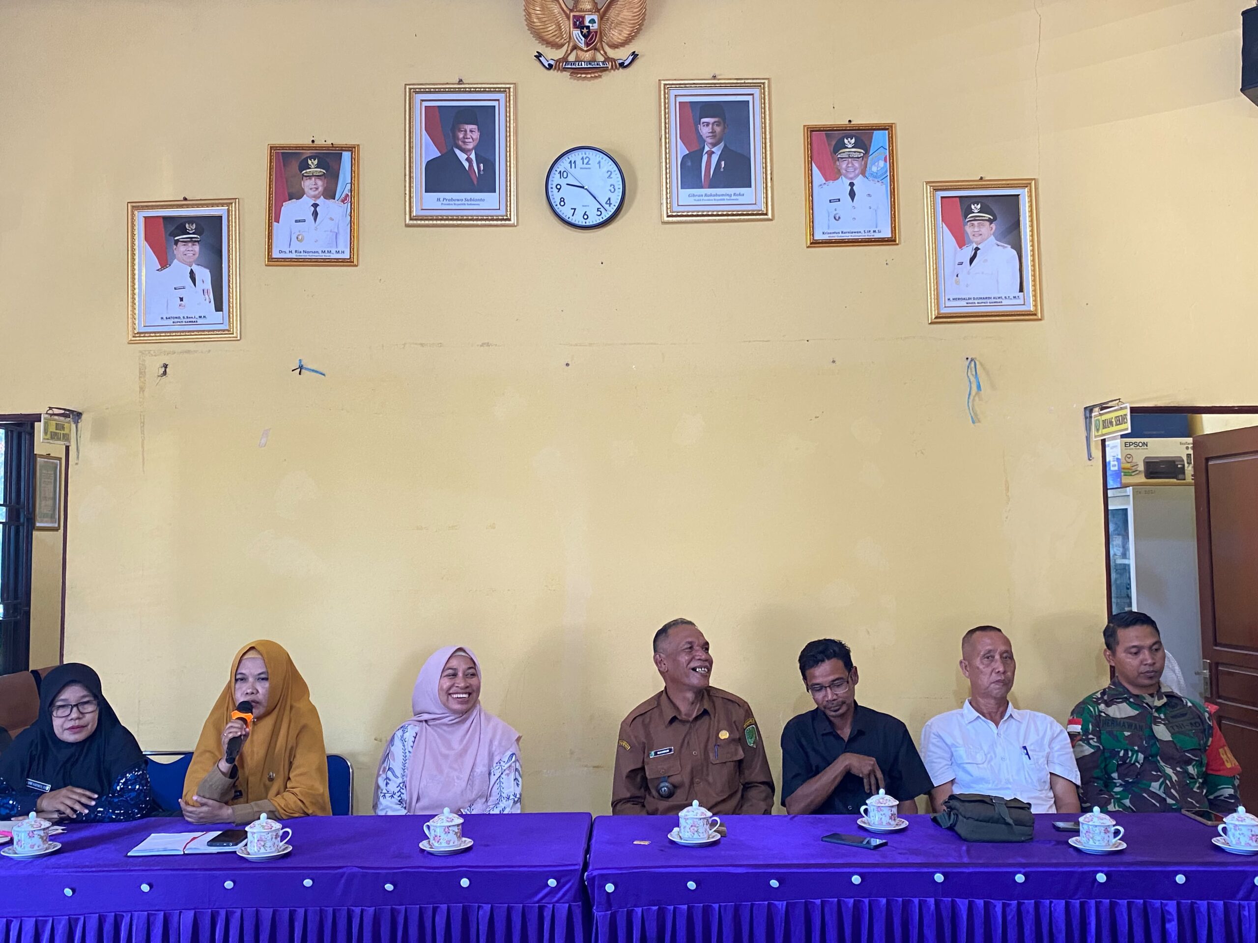 Bentuk Pengawasan Pembangunan Desa Babinsa Lumbang Hadiri Kegiatan Monitoring dan Evaluasi APBDes Wilayah Binaan