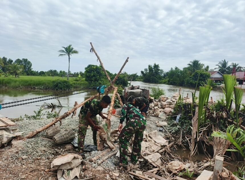 Personel Kodim 1009/Tanah Laut Rapikan Lingkungan Sekitar Angkur Box Tepi Jauh Jembatan Garuda