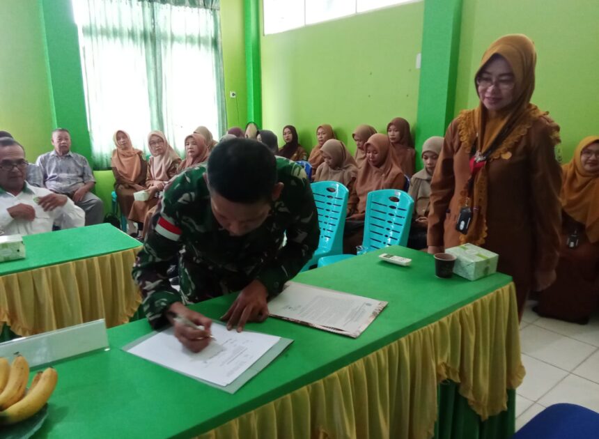 Dukung Tumbuh Kembang Generasi Muda, Babinsa Sekura Hadiri Lokakarya Mini Bidang Kesehatan dan CKG Bagi Anak Sekolah